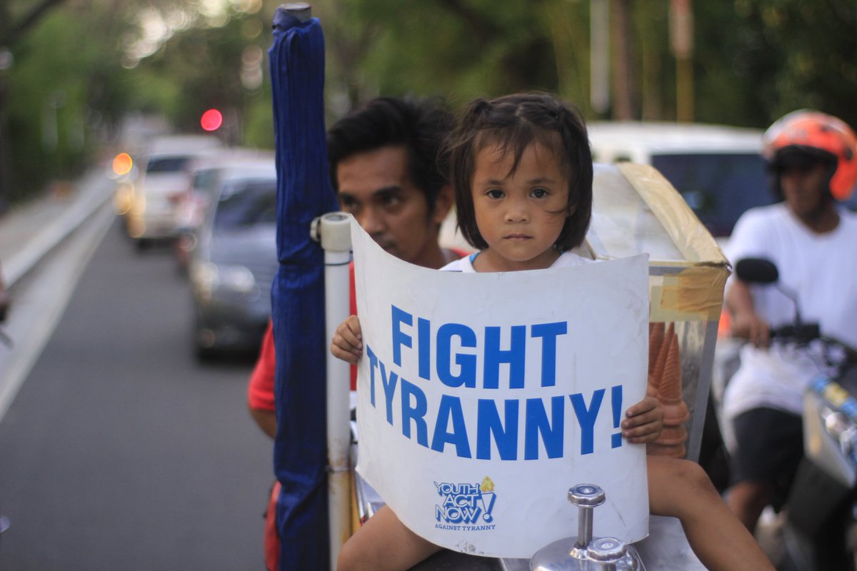 VanSulitas's tweet photo. Pagpupugay sa lahat ng iskolar ng bayan, manininda, jeepney drivers & operators, mga Lumads, mga mamamayan ng UP community, at lahat ng pumunta sa #BlackParadeUPD na kung saan ipinagsigawan ang panawagan sa pagpapabagsak ng diktadurya ni Duterte!
#FightTyranny #OverthrowDuterte https://t.co/vd8n0CflpL