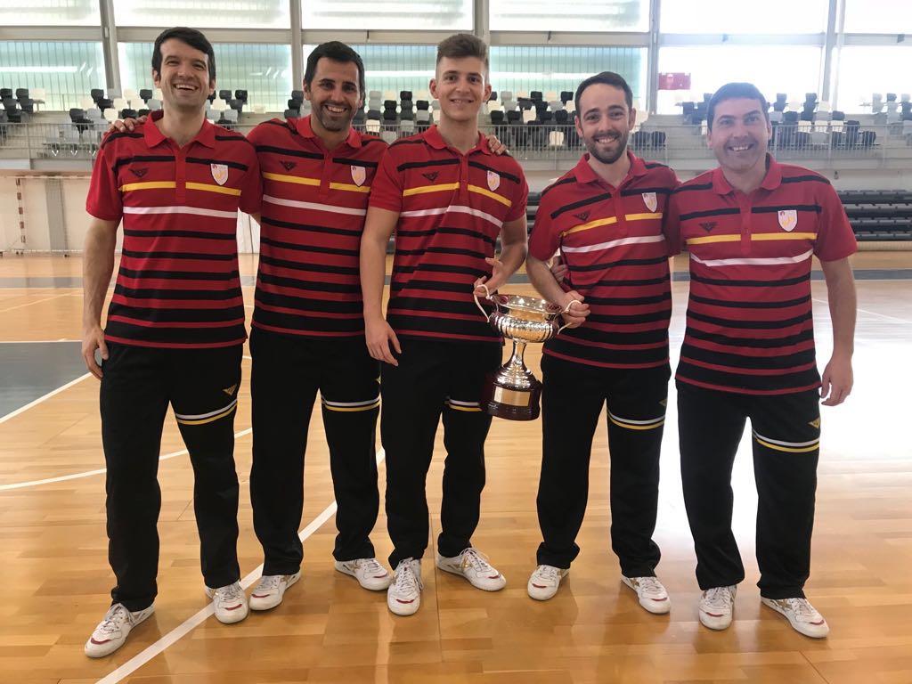 sala5martorell's tweet photo. 🔴 #Catalunya
La selección #sub19mascfs catalana de la @fcf.cat se ha proclamado campeona en el campeonato de España de selecciones autonómicas celebrado en la localidad zaragozana de Utebo.
Nuestra entidad Sala 5 #Martorell ha estado representada dentro del cuerpo técnico https://t.co/S0UlUHclvi