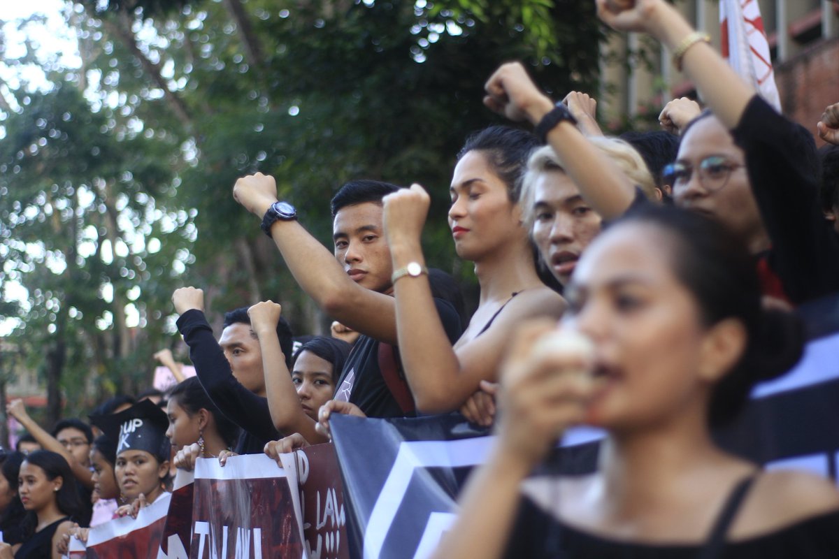 VanSulitas's tweet photo. Pagpupugay sa lahat ng iskolar ng bayan, manininda, jeepney drivers & operators, mga Lumads, mga mamamayan ng UP community, at lahat ng pumunta sa #BlackParadeUPD na kung saan ipinagsigawan ang panawagan sa pagpapabagsak ng diktadurya ni Duterte!
#FightTyranny #OverthrowDuterte https://t.co/vd8n0CflpL