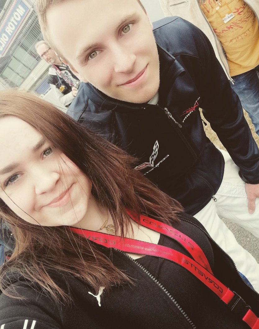 JulchenJoki's tweet photo. Ein Foto mit Kirchhöfer bei der Startaufstellung durfte nicht fehlen. So ein netter junger Mann 😍😍💪 #callawaycompetition #GTRMasters https://t.co/Wbom765bYW