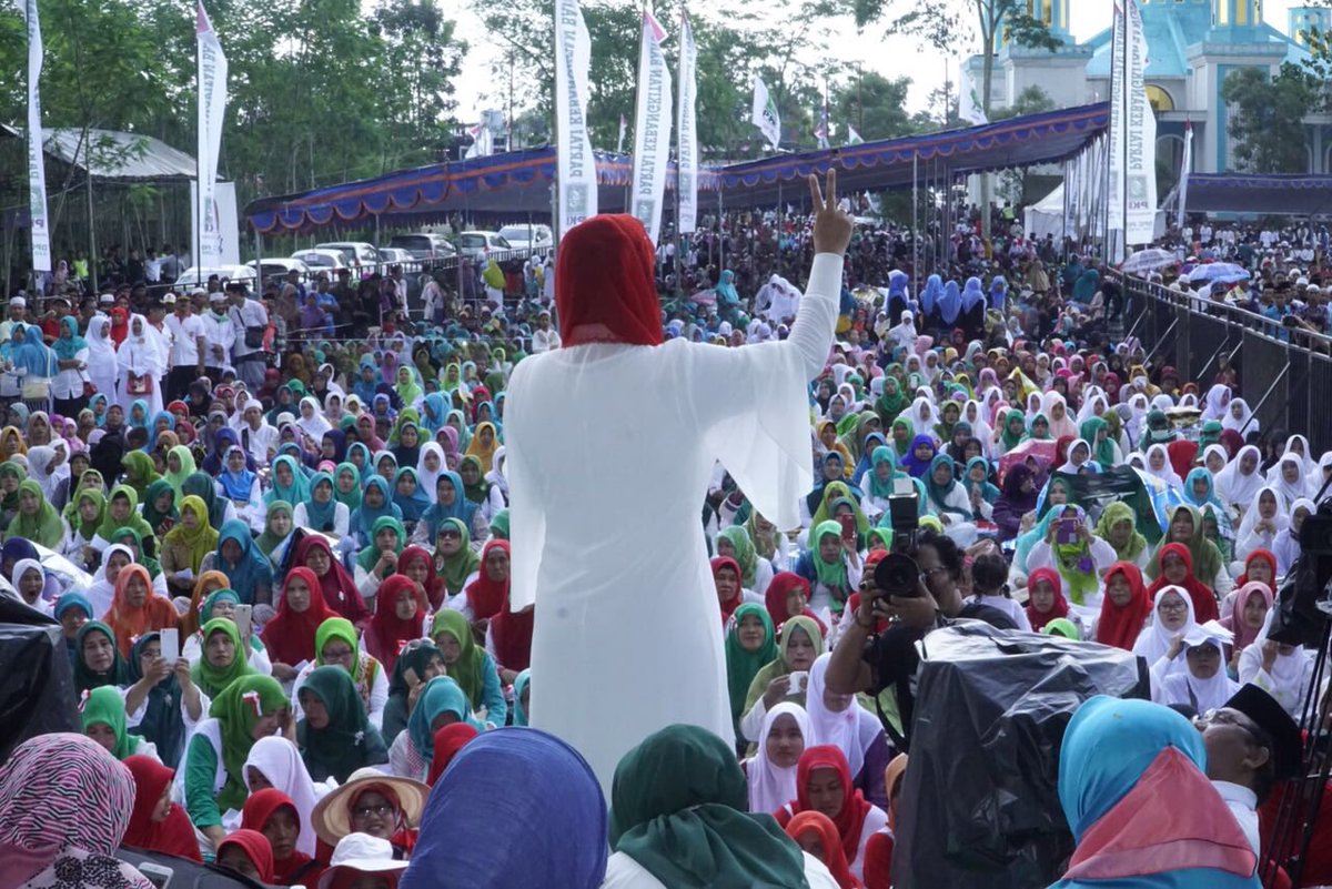 puti_soekarno's tweet photo. Yang membuat saya kembali merasa bersyukur, acara tadi ditutup dengan dzikir dan doa bersama dari 99 Kyai sepuh secara bergiliran. Terima kasih sekali dukungan dan doanya sedulurku semua.

#KabehSedulur #KabehMakmur #2UntukJatim #GusIpulMbakPuti #GusIpulMbakPutiMenang #JatimHebat https://t.co/K0Om2VwUPW