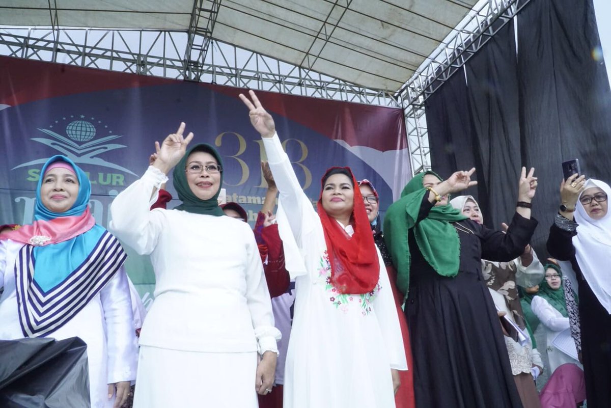 puti_soekarno's tweet photo. Yang membuat saya kembali merasa bersyukur, acara tadi ditutup dengan dzikir dan doa bersama dari 99 Kyai sepuh secara bergiliran. Terima kasih sekali dukungan dan doanya sedulurku semua.

#KabehSedulur #KabehMakmur #2UntukJatim #GusIpulMbakPuti #GusIpulMbakPutiMenang #JatimHebat https://t.co/K0Om2VwUPW