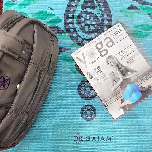 TeacherMomOfTwo's tweet photo. Settling in for my first #YogaConference session with #RodneyYee and @colleensaidman. Feeling so grateful!
#gaiamambassador
#yogaforeveryone #everybodybends #yogashow #yogashowtoronto #torontoyoga #torontoyogashow #yogatoronto #yogaforlife #namaste๐โฆ https://t.co/Zw4xb4OULb https://t.co/uzHYLEe0ft