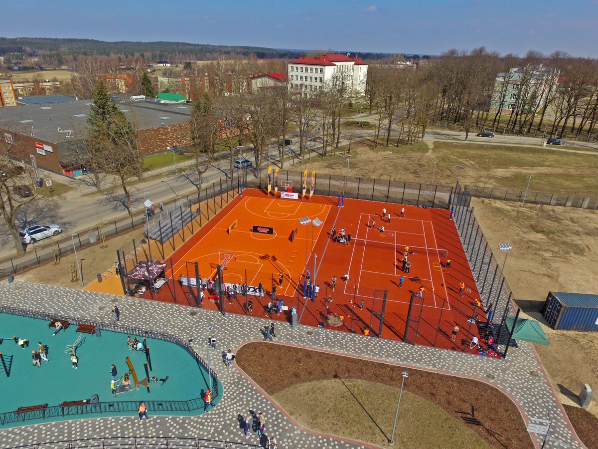 Daudz smaidīgu, sportisku un pacilātu cilvēku Cēsu stadiona atklāšanas svētkos bija apliecinājums cik ļoti mēs gaidījām šo projektu! Un te nu tas ir - jauns, daudzpusīgs un iecienīts stadions, kas dod jaunus impulsus pilsētas centram un un cēsniekiem! Patiess gandarījums! 😊
