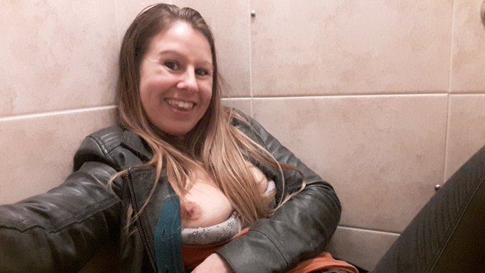 Quick #toiletselfie while I wait for my food to arrive .... https://t.co/FzbkV6jSVQ<a href="/tag/toiletselfie"class="tags">#toiletselfie</a>