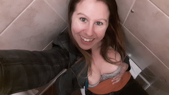 Quick #toiletselfie while I wait for my food to arrive .... https://t.co/FzbkV6jSVQ<a href="/tag/toiletselfie"class="tags">#toiletselfie</a>