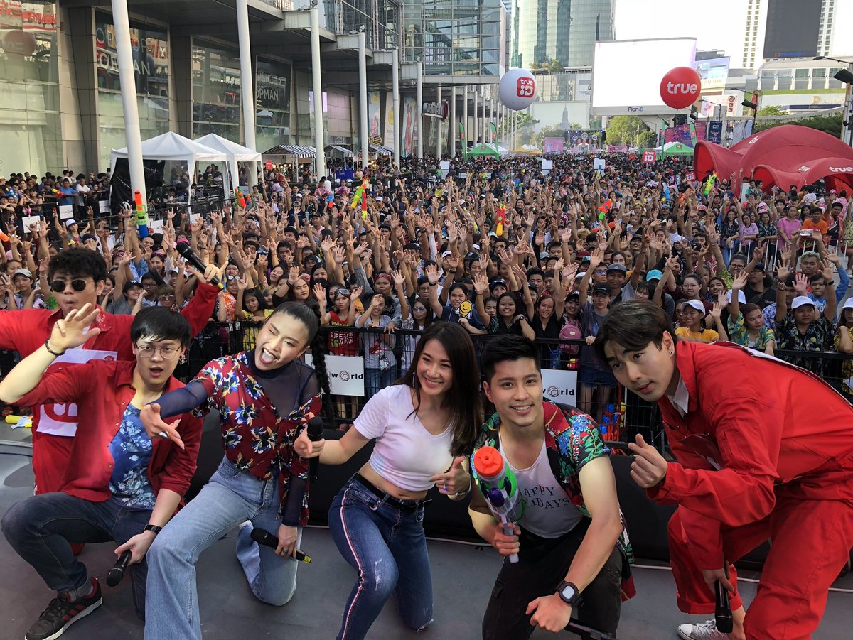 true_fantasia's tweet photo. สาดความสุข ชุ่มฉ่ำ ส่งท้ายวันสงกรานต์ปีนี้
ในงาน M2F Bangkok Songkran 2018 #SPARK 
" Mini Concert จาก " ตี๋ - หนิม - แอน และ โบ๊ท  "  #สงกรานต์ #ปีใหม่ไทย #m2fsongkranfest2018 #M2F #TrueFantasia https://t.co/NFqlqhFSYG