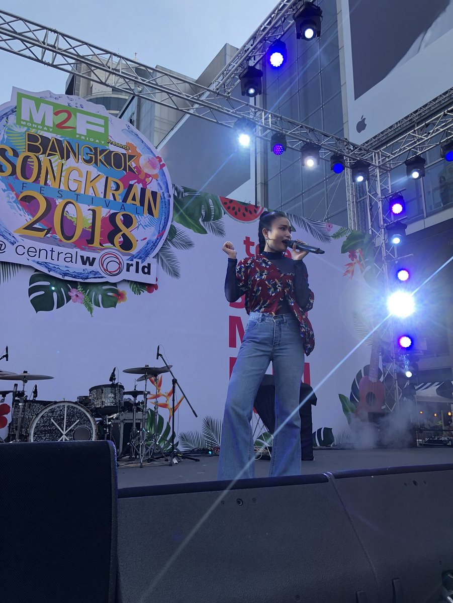 true_fantasia's tweet photo. สาดความสุข ชุ่มฉ่ำ ส่งท้ายวันสงกรานต์ปีนี้
ในงาน M2F Bangkok Songkran 2018 #SPARK 
" Mini Concert จาก " ตี๋ - หนิม - แอน และ โบ๊ท  "  #สงกรานต์ #ปีใหม่ไทย #m2fsongkranfest2018 #M2F #TrueFantasia https://t.co/NFqlqhFSYG