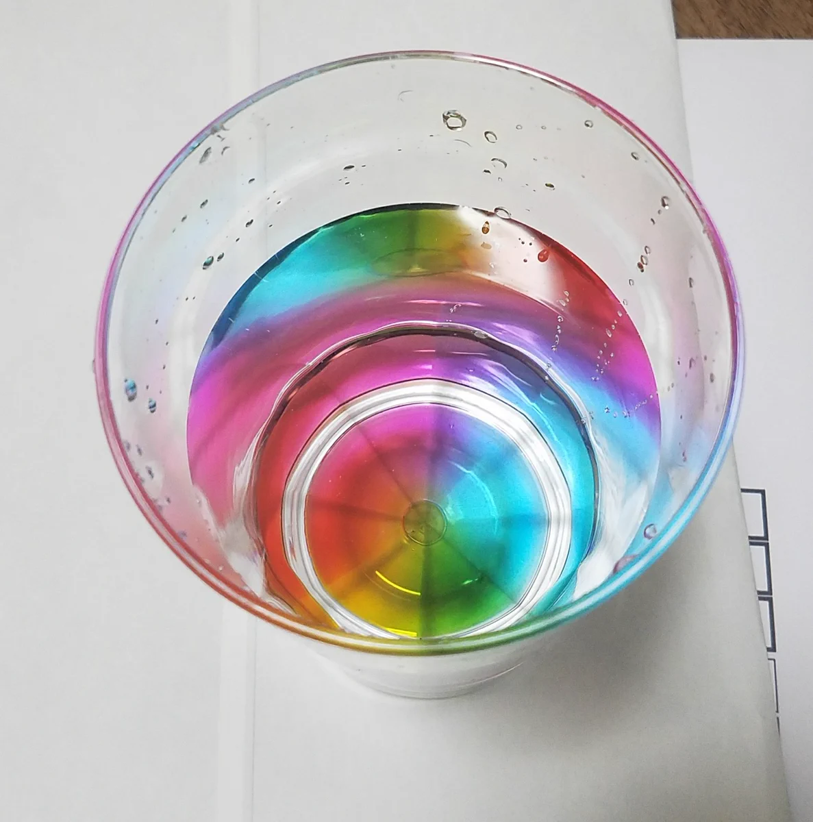 憂鬱な日々もこれで楽しくなっちゃうかも！？ニトリのコップで毎日が虹色気分♪