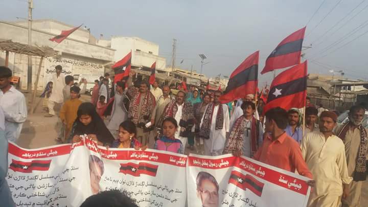 RaheelBhutto3's tweet photo. #SindhWantsWater 
عوامي تحريڪ جو سنڌ بچايو سجاڳي مارچ ور شهر پهچي ويووک وک تي گل نشاور,ور شهر ۾ سنڌ دشمن منصوبن خلاف ع��امي تحريڪ جي مرڪزي صدر ڊاڪٽر رسول بخش خاصخيلي,مرڪزي سيڪريٽري نور احمد ڪاتيارسنڌياڻي تحريڪ جي مرڪزي صدر ادي امراه سمون جي اڳواڻي ۾ هزارين ماڻهن جي شاندار ريلي https://t.co/ydpMRa9NsM