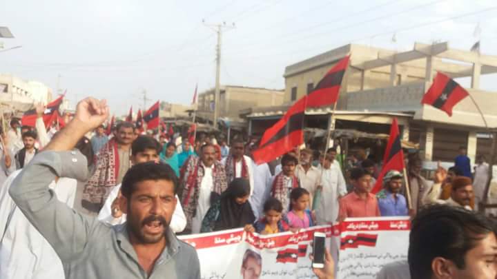 RaheelBhutto3's tweet photo. #SindhWantsWater 
عوامي تحريڪ جو سنڌ بچايو سجاڳي مارچ ور شهر پهچي ويووک وک تي گل نشاور,ور شهر ۾ سنڌ دشمن منصوبن خلاف ع��امي تحريڪ جي مرڪزي صدر ڊاڪٽر رسول بخش خاصخيلي,مرڪزي سيڪريٽري نور احمد ڪاتيارسنڌياڻي تحريڪ جي مرڪزي صدر ادي امراه سمون جي اڳواڻي ۾ هزارين ماڻهن جي شاندار ريلي https://t.co/ydpMRa9NsM