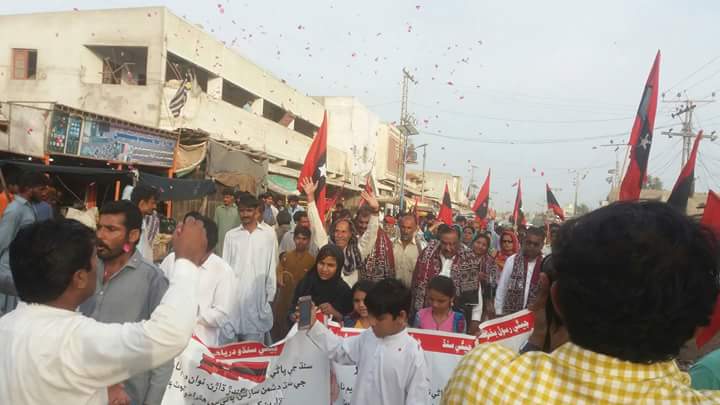 RaheelBhutto3's tweet photo. #SindhWantsWater 
عوامي تحريڪ جو سنڌ بچايو سجاڳي مارچ ور شهر پهچي ويووک وک تي گل نشاور,ور شهر ۾ سنڌ دشمن منصوبن خلاف ع��امي تحريڪ جي مرڪزي صدر ڊاڪٽر رسول بخش خاصخيلي,مرڪزي سيڪريٽري نور احمد ڪاتيارسنڌياڻي تحريڪ جي مرڪزي صدر ادي امراه سمون جي اڳواڻي ۾ هزارين ماڻهن جي شاندار ريلي https://t.co/ydpMRa9NsM