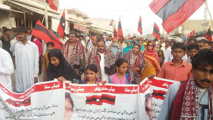 RaheelBhutto3's tweet photo. #SindhWantsWater 
عوامي تحريڪ جو سنڌ بچايو سجاڳي مارچ ور شهر پهچي ويووک وک تي گل نشاور,ور شهر ۾ سنڌ دشمن منصوبن خلاف ع��امي تحريڪ جي مرڪزي صدر ڊاڪٽر رسول بخش خاصخيلي,مرڪزي سيڪريٽري نور احمد ڪاتيارسنڌياڻي تحريڪ جي مرڪزي صدر ادي امراه سمون جي اڳواڻي ۾ هزارين ماڻهن جي شاندار ريلي https://t.co/ydpMRa9NsM
