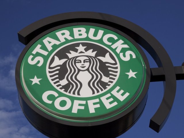 abc15's tweet photo. #Starbucks apologizes after men arrested in viral video: https://t.co/QxpOPWmkeY #abc15 https://t.co/23yEtQteu1