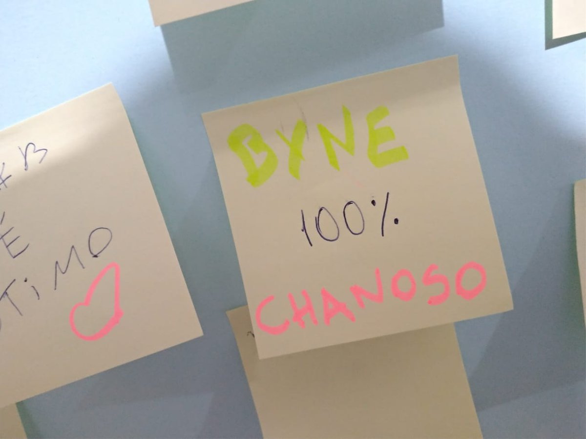 9O7PC's tweet photo. Você vai pra evento de cultura nerd+kpop daí tem um mural pra colar recadinhos e: https://t.co/pSy86D5TlN
