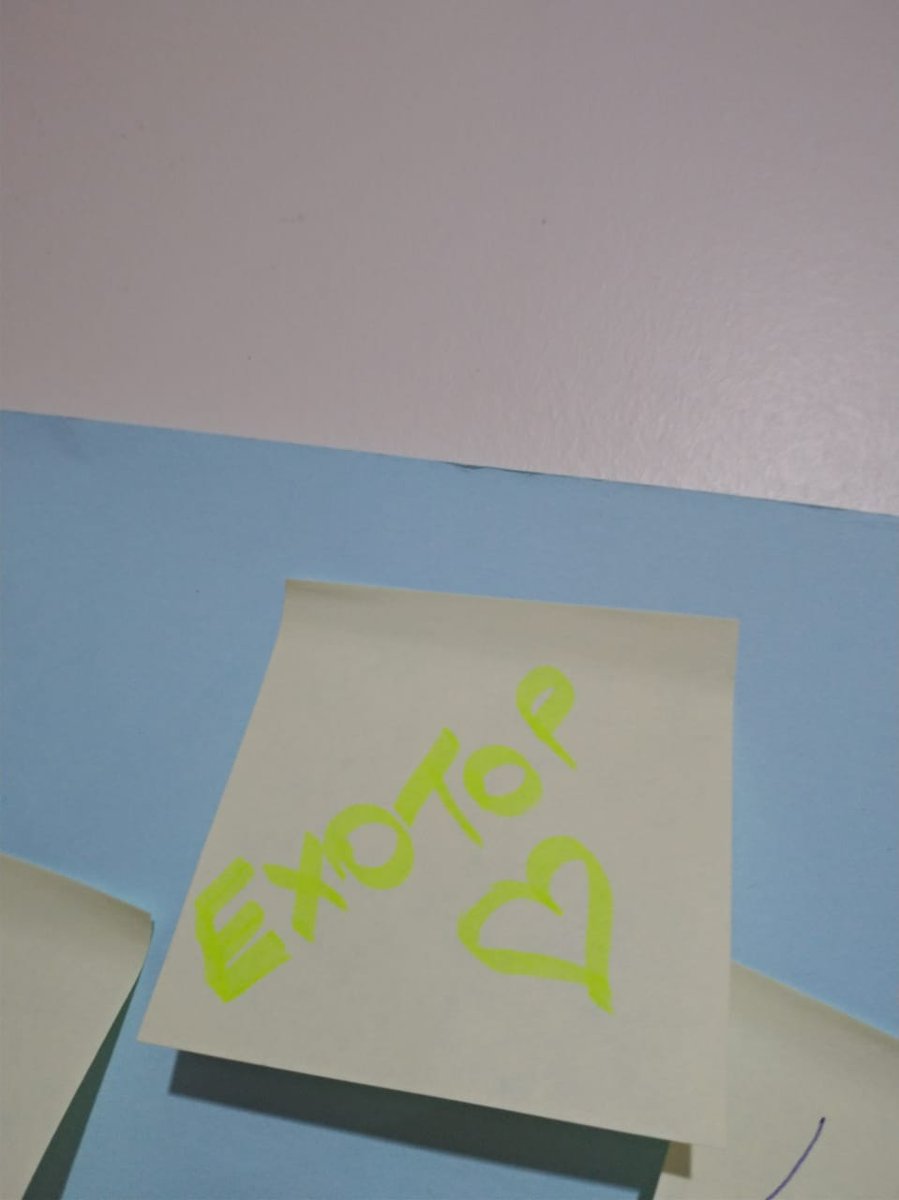 9O7PC's tweet photo. Você vai pra evento de cultura nerd+kpop daí tem um mural pra colar recadinhos e: https://t.co/pSy86D5TlN