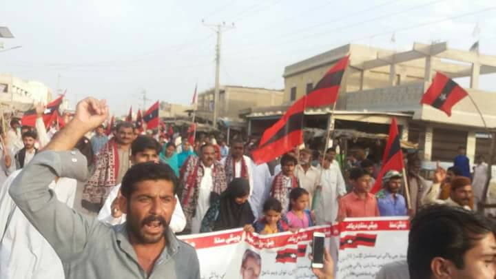 AliMohdWako1's tweet photo. #SindhWantsWater 
عوامي تحريڪ طرفان ڪالاباغ ڊيم، پاڻي جي ھٿرادو کوٽ ۽ ڌارين کي شناختي ڪارڊ ٺاهي ڏيڻ خلاف عوامي تحريڪ جي مرڪزي صدر محترم ڊاڪٽر رسول بخش خاصخيلي  جي اڳواڻي ۾ سنڌ سجاڳي مارچ گهارو شھر ، ڳاڙھو شھر ، ٻھارا شھر ،گهوڙاٻاري شھر، ور شھر کان ٿيندو ٺٽي طرف روان دوان https://t.co/d4nA7Q9OTX