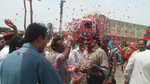 AliMohdWako1's tweet photo. #SindhWantsWater 
عوامي تحريڪ طرفان ڪالاباغ ڊيم، پاڻي جي ھٿرادو کوٽ ۽ ڌارين کي شناختي ڪارڊ ٺاهي ڏيڻ خلاف عوامي تحريڪ جي مرڪزي صدر محترم ڊاڪٽر رسول بخش خاصخيلي  جي اڳواڻي ۾ سنڌ سجاڳي مارچ گهارو شھر ، ڳاڙھو شھر ، ٻھارا شھر ،گهوڙاٻاري شھر، ور شھر کان ٿيندو ٺٽي طرف روان دوان https://t.co/d4nA7Q9OTX