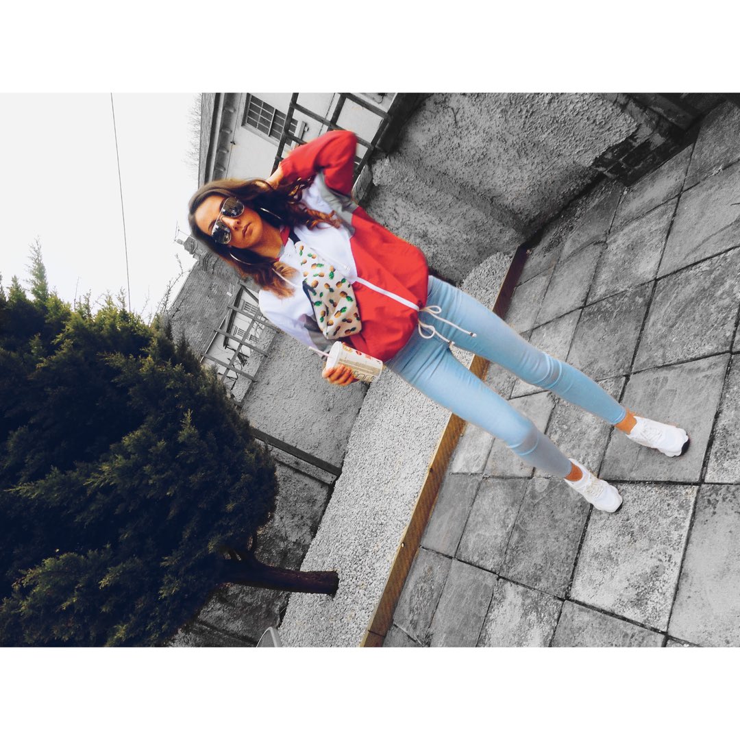 __MrsC__'s tweet photo. 90’s vibes ✌🏼 I’m obsessed with this windbreaker jacket from @LasulaBoutique 💋 #Lasula #OOTD #Fashion #Weekend #Style #FBlogger #Casual #LookBook #LookOfTheDay https://t.co/fAmLbFkFqz