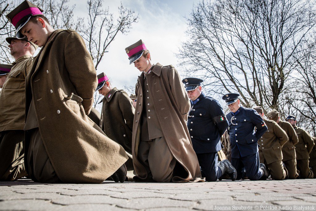 Ulicami #Białystok przeszedł #MarszCieni 
#Katyń #ZbrodniaKatyńska #KatyńskiMarszCieni #SowieckieZbrodnie 

radio.bialystok.pl/wiadomosci/ind…