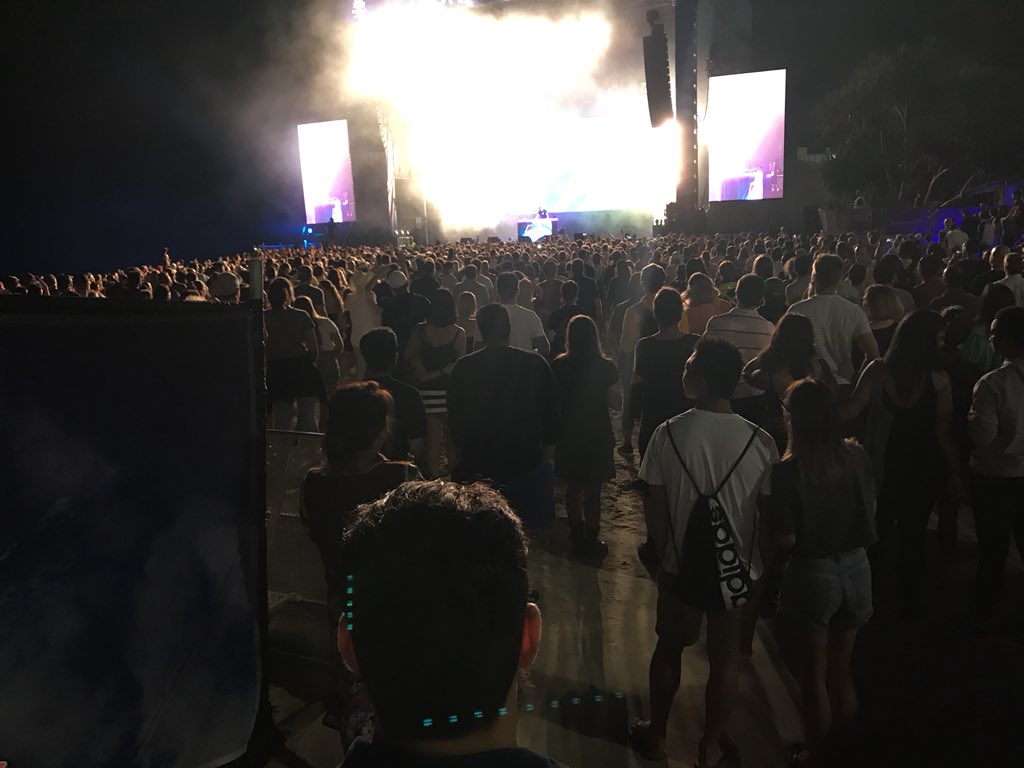 AaronLucasMedia's tweet photo. Trying to find something positive to say about the #GC2018 closing ceremony but can’t. 
Leaving the athletes out &amp; not showing the proud flag bearers was a disgrace. Way too much chest beating from #goldoc &amp; dignitaries.
On the upside the after party on the beach is going off! https://t.co/yHnnejQy2l