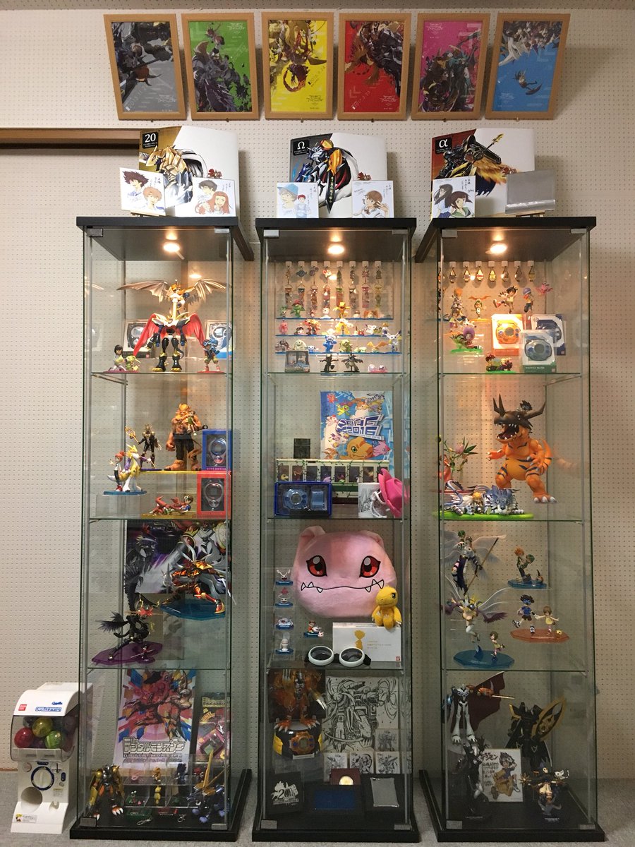 Nadare_S's tweet photo. 劇場版フライヤーを壁にかけました！
兄弟セットのフィギュアを追加して配置を少し変えました。
ショーケースの上にもコレクションを追加です( ^ω^ ) https://t.co/eeM6Mh5yrC