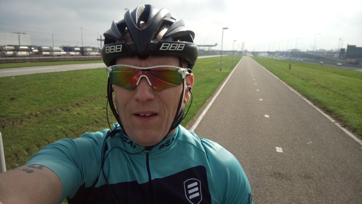 leovanvliet74's tweet photo. Onderweg naar #spijkenisse voor de gezamenlijke Trainingsloop met #team258 #Hebu #Truckland
Voor de #Roparun
Mijn #RoadToBEAT https://t.co/F3kK7sxTeH