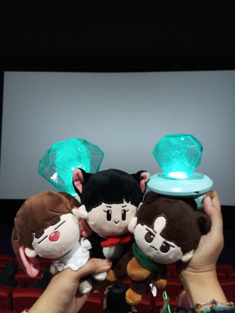inayounggam's tweet photo. Had so much fun yesterday.. Bring my babies to the screening and met some of their aunties too 😂😂😂 enjoy myself and screaming my throat out.. Feel like watching real concert.. 2D concert 😂😂 #SWCVDVDinMY https://t.co/nPVJuAsQp1