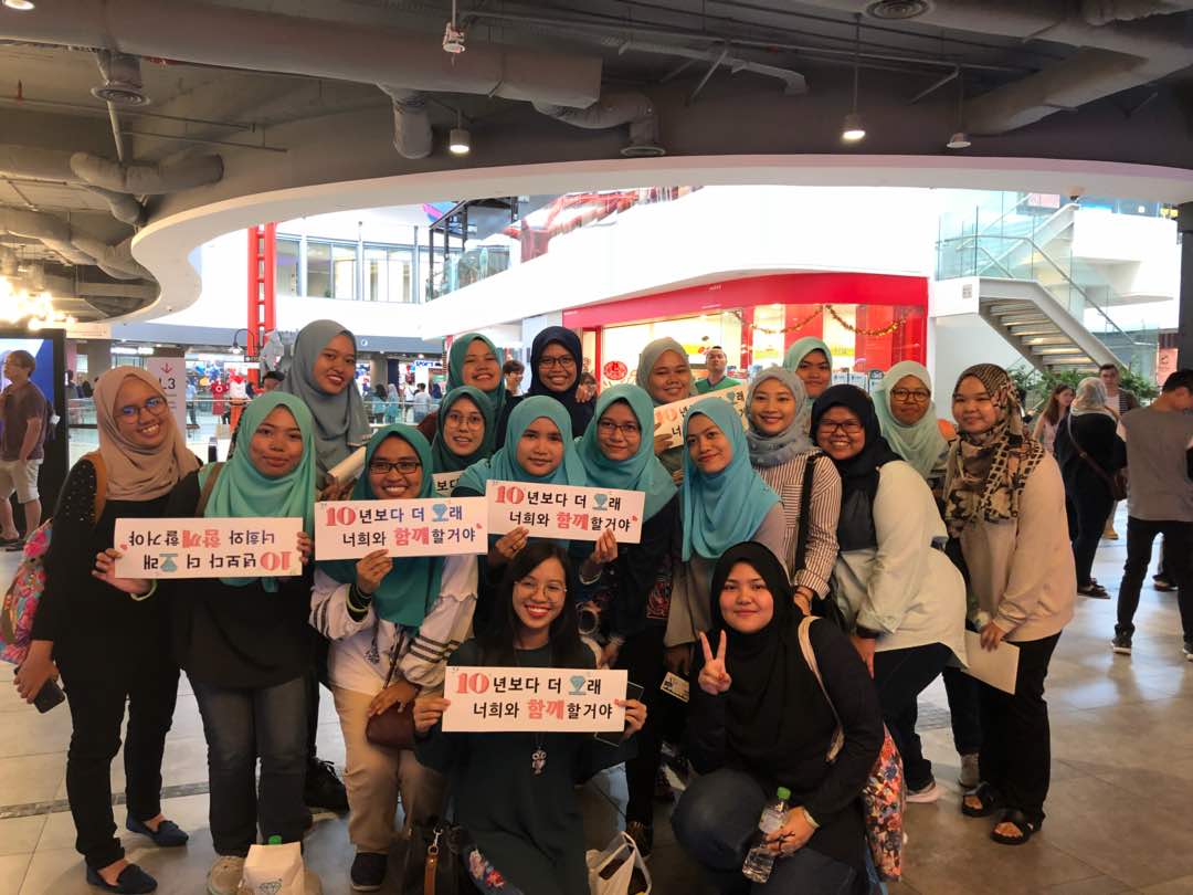 inayounggam's tweet photo. Had so much fun yesterday.. Bring my babies to the screening and met some of their aunties too 😂😂😂 enjoy myself and screaming my throat out.. Feel like watching real concert.. 2D concert 😂😂 #SWCVDVDinMY https://t.co/nPVJuAsQp1