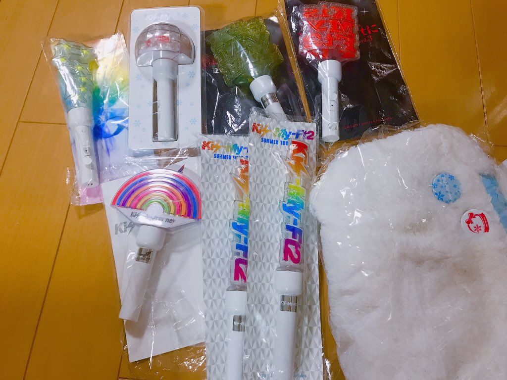 ___gaaya___'s tweet photo. 【拡散希望】
来週まとめてお店にて売ってしまうので最後のツイートさせていただきます。キスマイのグッズ ペンライト 公式バック お譲りします。お気軽にリプライお待ちしております。 #キスマイ #譲 https://t.co/lmOtTic8Vy