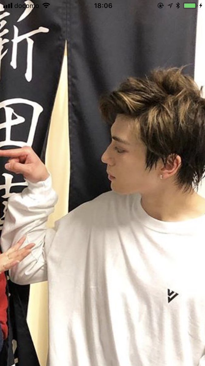 真剣佑 後ろの髪が汗で束になってる感じと髪のクシャクシャ感とこの色とピアスとこのポーズと可愛い顔 いいやつがすべて集まってない これ犯罪なみのかわいさとかっこよさ T Co Ofk47w47cn Twitter