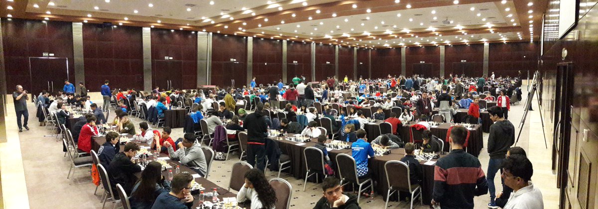 Fadajedrez's tweet image. Casi 400 niñ@s en el Campeonato de #Andalucia de #Ajedrez sub08-10-12-14-16 en el @barcelohoteles de Punta Umbria. El torneo finaliza hoy a las 15 horas. Clasificaciones en goo.gl/RgssGq Fotos en fadajedrez.com