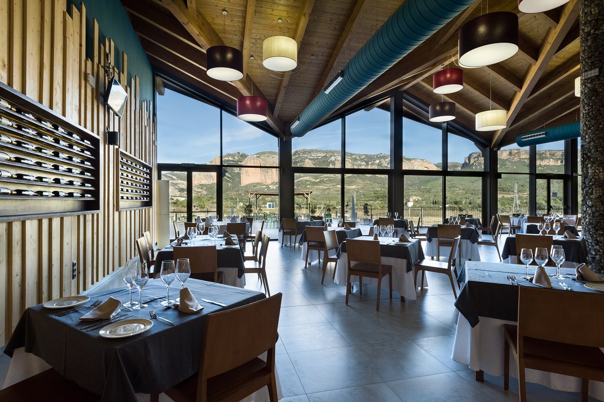 SPAmallos's tweet photo. Hoy desde nuestro comedor tenemos buenas vistas, este fin de semana el tiempo nos ha respetado y los huéspedes han podido disfrutar de los mallos soleados. #HotelSpaAM @ReinodeMallos https://t.co/X1BsN8SjhZ