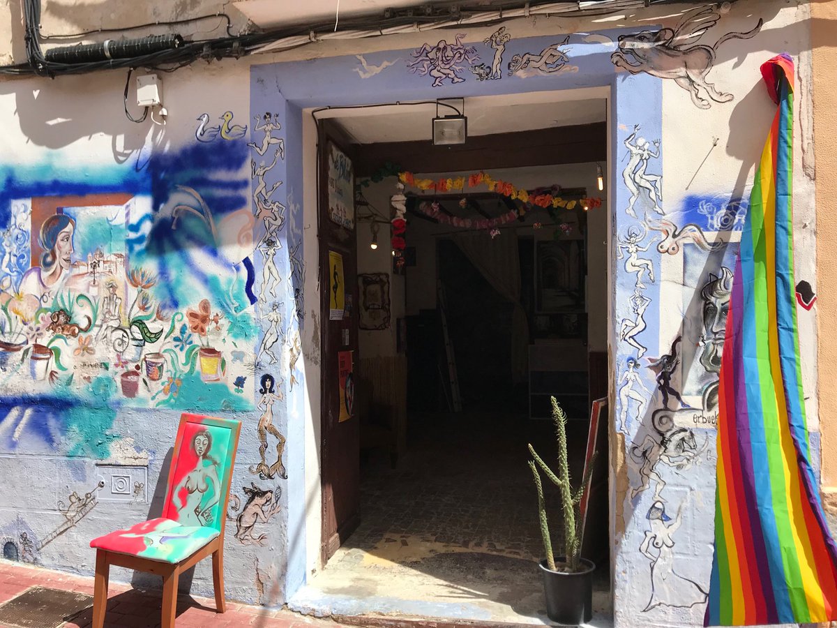 Dit is de entree van het atelier van Juan Arbueko. Kunstenaar in #Aïgues, in de buurt van #Alicante , Spanje. Binnenkort exposeert hij bij ons op kantoor. Zijn kleurrijke schilderijen maken je vrolijk!