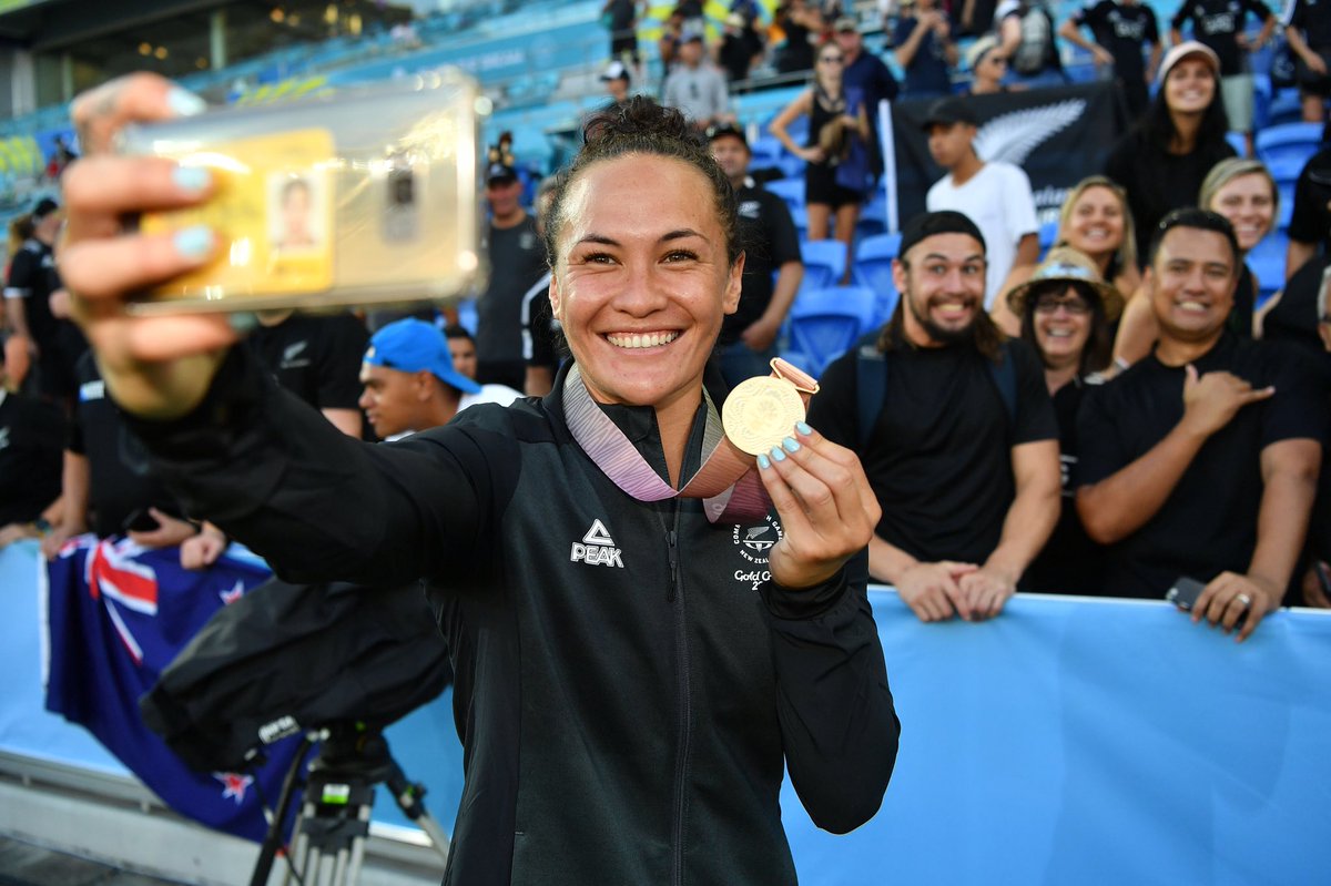 BlackFerns's tweet photo. Golden selfie! 🤳🏅🤙🏾 https://t.co/2gP4ncPK9R