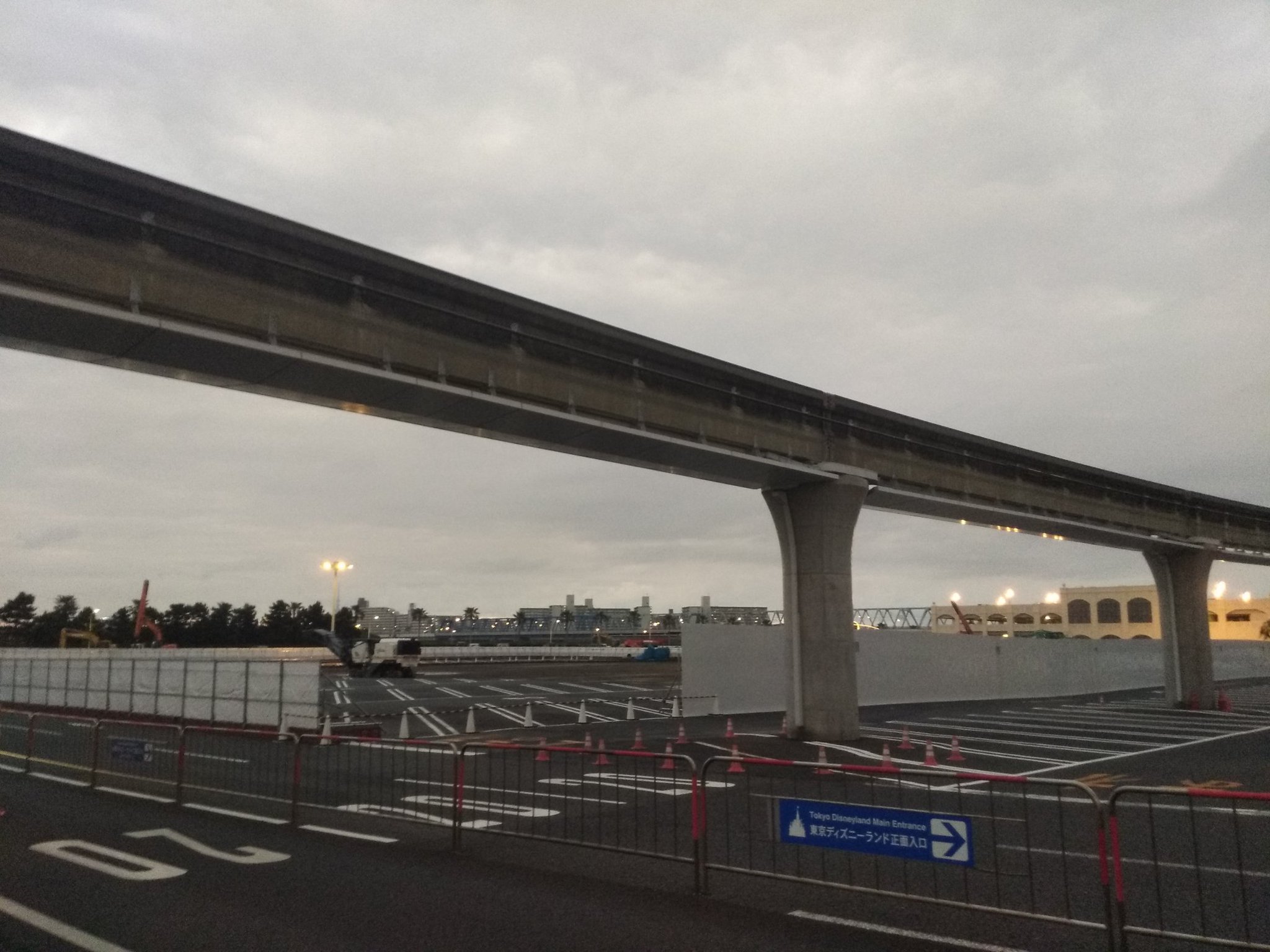 O Xrhsths おけら Sto Twitter 東京ディズニーランド駐車場が工事のため 立体駐車場南側エリアが閉鎖中 バスは 駐車場料金所から工事中の真ん中を通って 左折してバス駐車場へ 写真は バスの走行とは逆向きとなります O Xrhsths おけら Sto Twitter 東京ディズニーランド駐車場が工事のため 立体駐車場南側エリアが閉鎖中 バスは 駐車場料金所から工事中の真ん中を通って 左折してバス駐車場へ 写真は バスの走行とは逆向きとなります