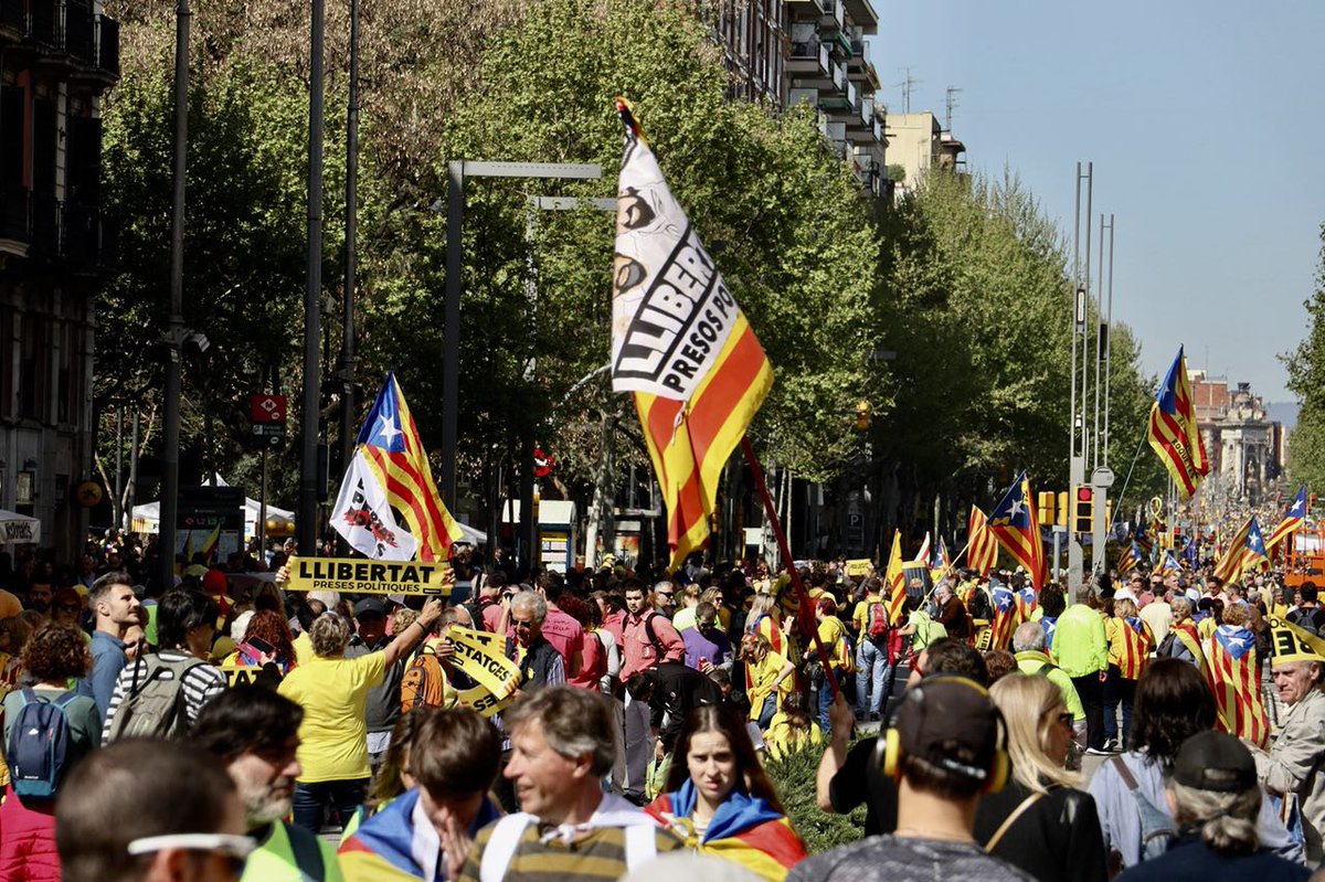assemblea's tweet photo. 🙋‍♀️ Bon dia! Els carrers de Barcelona ja comencen a omplir-se per exigir llibertat i democràcia. Esteu a punt?
📢 Avui ens trobarem a la xarxa piulant amb l’etiqueta #usvolemacasa!
💛 Que el clam de #llibertat arribi a tot arreu! https://t.co/hrS6Taa8eF