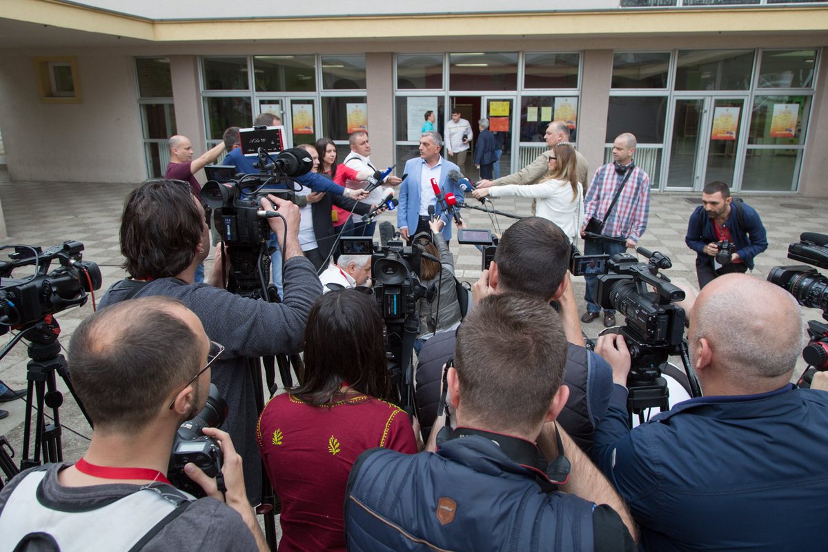 BojanicMladen's tweet photo. Glasačko pravo iskoristio je i predsjednički kandidat Mladen Bojanić:
"Pozivam građane da u što većem broju izađu na izbore i da svi zajedno olovkom i uz osmijeh daju glas za slobodnu i demokratsku Crnu Goru. Da zajedno zaustavimo autokratu da Crnu Goru uvede u diktaturu." https://t.co/RYSgMowoqG