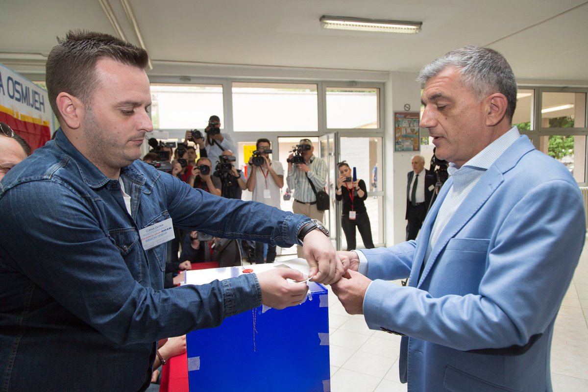 BojanicMladen's tweet photo. Glasačko pravo iskoristio je i predsjednički kandidat Mladen Bojanić:
"Pozivam građane da u što većem broju izađu na izbore i da svi zajedno olovkom i uz osmijeh daju glas za slobodnu i demokratsku Crnu Goru. Da zajedno zaustavimo autokratu da Crnu Goru uvede u diktaturu." https://t.co/RYSgMowoqG