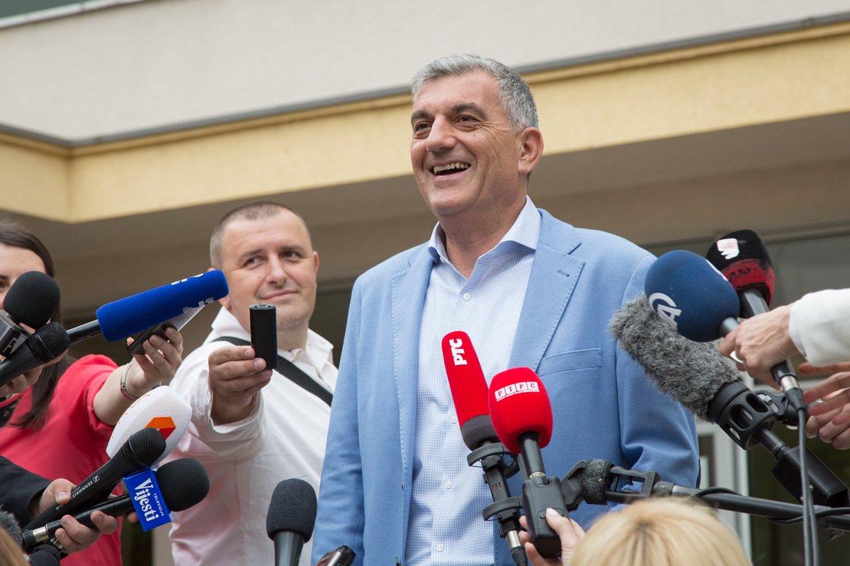 BojanicMladen's tweet photo. Glasačko pravo iskoristio je i predsjednički kandidat Mladen Bojanić:
"Pozivam građane da u što većem broju izađu na izbore i da svi zajedno olovkom i uz osmijeh daju glas za slobodnu i demokratsku Crnu Goru. Da zajedno zaustavimo autokratu da Crnu Goru uvede u diktaturu." https://t.co/RYSgMowoqG