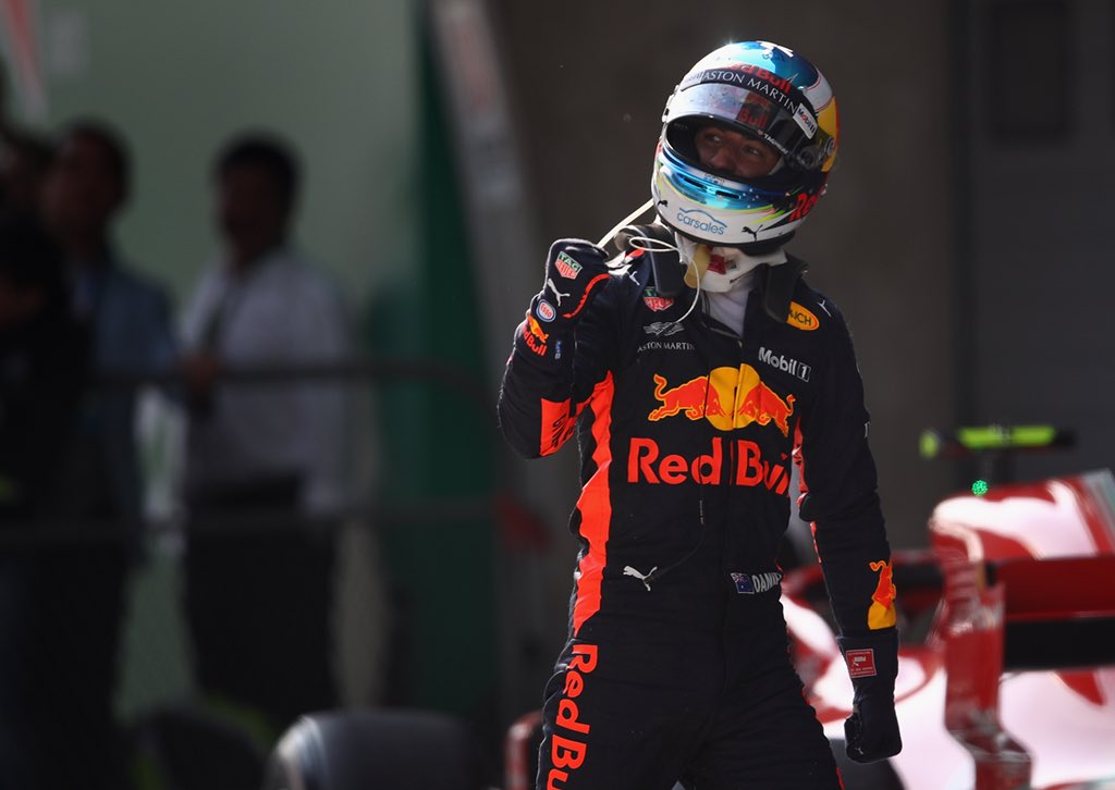 ricciardo's tweet photo. WINNER 🏆🍾

@danielricciardo #ChineseGP 🇨🇳 https://t.co/RusS6PaAZ5