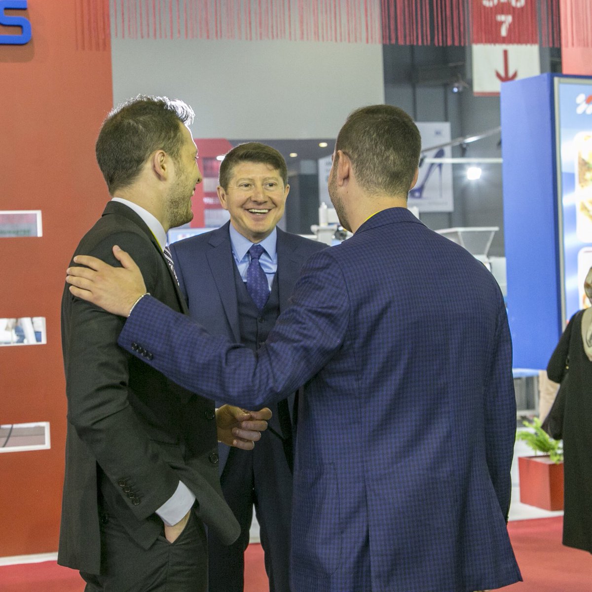 ozmenun's tweet photo. Yönetim Kurulu Başkanımız @erhnozmen ve Başkan Vekilimiz @oguzzozzmen, konuklarımızla samimi sohbetlerine devam ediyor. #özmenun #ibatech2018 https://t.co/bbdqXLCpFQ