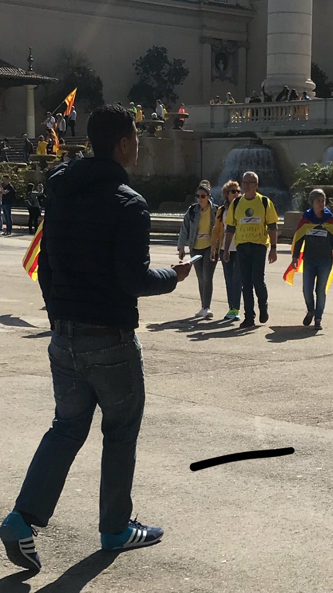 ROCCOCITY's tweet photo. .@mossos  Aquestes tres peces estan fent l’agost a les Fonts màgiques de Montjuïc. https://t.co/qGJG4c50jE