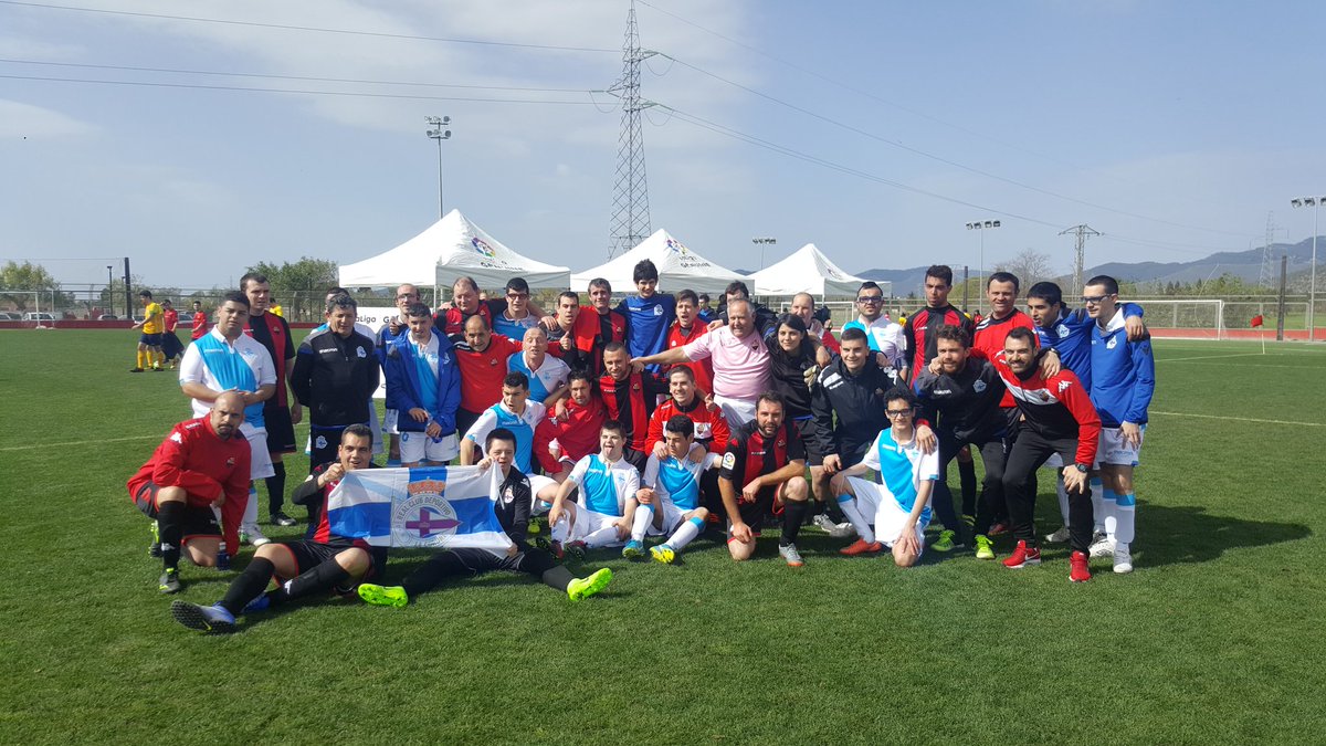 Sangra14's tweet photo. Final últim partit de Mallorca! GENUINE Reus 1-0 Deportivo de la Corunya graaaan final de traca i mocador!!! Hem pogut disfrutar d'una trobada genial amb 2 victories i 1 empat!! Molt graaan els nanuuus @cfreusdeportiu  @RCDeportivo 🔴⚫🔴 - ⚪🔵⚪ 👏👏 https://t.co/hjl1qDcFS5