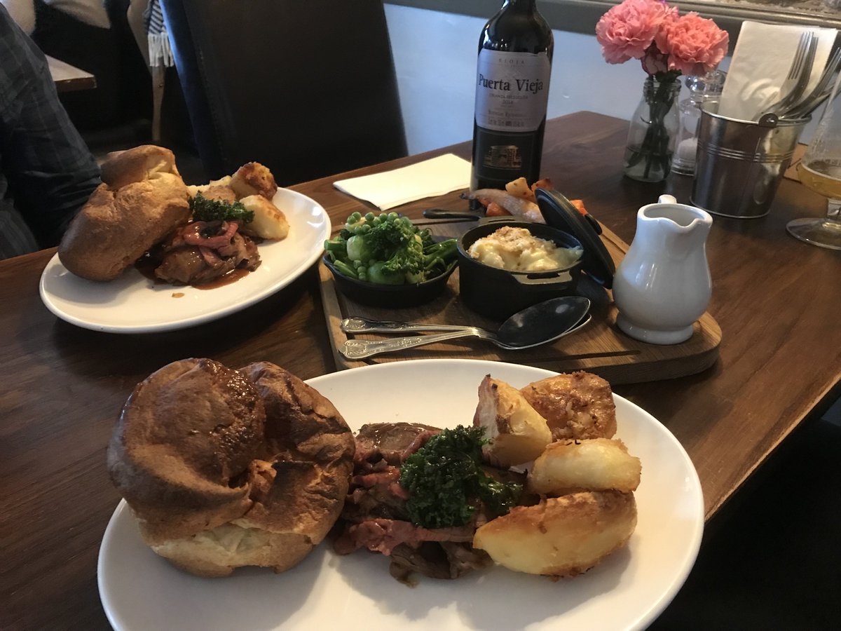 What better on a Sunday than a walk in the Cotswolds followed by a roast dinner! Delicious! #sundayroast #sundaywalk #roast #pub #Burford #highwayinn