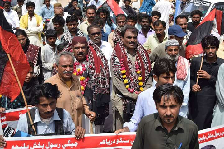 HeerBhutto's tweet photo. #SindhWantsWater مارچ ٻهارو شهر کان ڳاڙهو طرف روان دوان
سنڌ جي پاڻي تي مسلسل لڳندڙ ڌاڙن، نوان ڊيم ڊيم ٺاهڻ جي سنڌ دشمن سازشن، پاڻي جي هٿرادو کوٽ ۽ ڌارين کي شناختي ڪارڊ ڏيئي سنڌين کي اقليت ۾ تبديل ڪرڻ خلاف سنڌ سجاڳي مارچ شروع https://t.co/iJ4I06C0Az