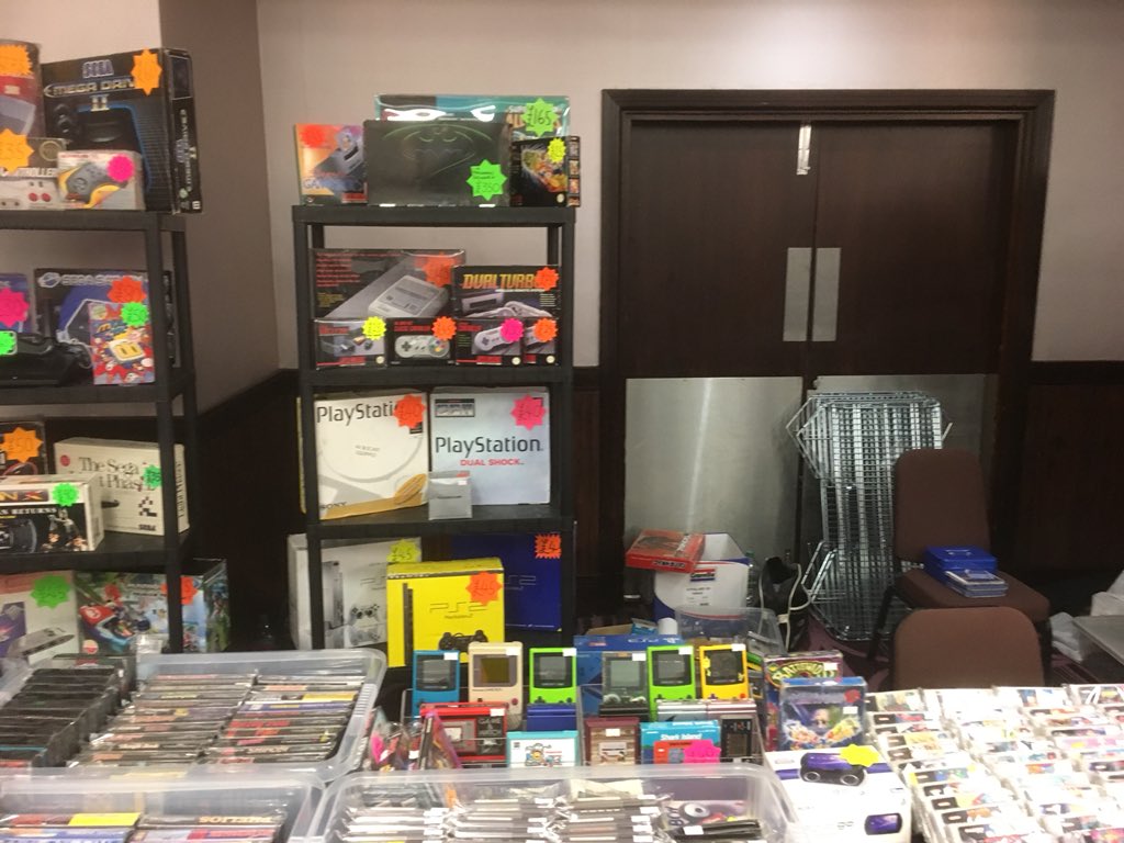 TheRetroHunter's tweet photo. All set up at London Gaming Market Pt1 @gamesyouloved https://t.co/JdgEw2PGSN