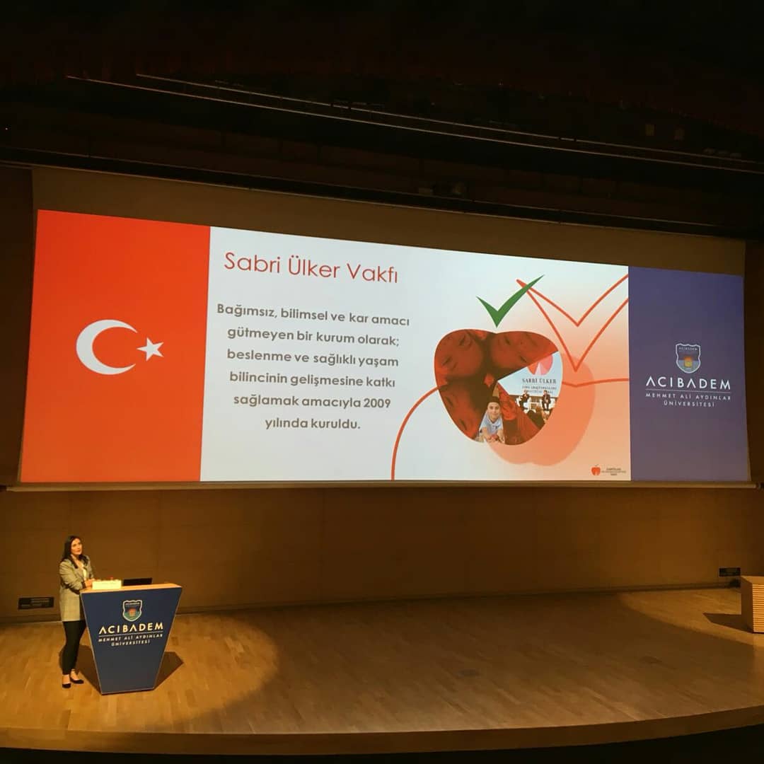 SabriUlkerVakfi's tweet photo. Sabri Ülker Vakfı, Tuza Dikkat Haftası’nda hayata geçirdiği #FazlaTuzuAzaltÖmrünüUzat Farkındalık Kampanyası’nı Ulusal Sağlıklı Yaşam Sempozyumu 2018’de öğrenciler, akademisyenler ve sağlık profesyonelleri ile paylaştı. #SabriÜlkerVakfı #sys2018 #tuzadikkathaftası https://t.co/1VX42MsvTY