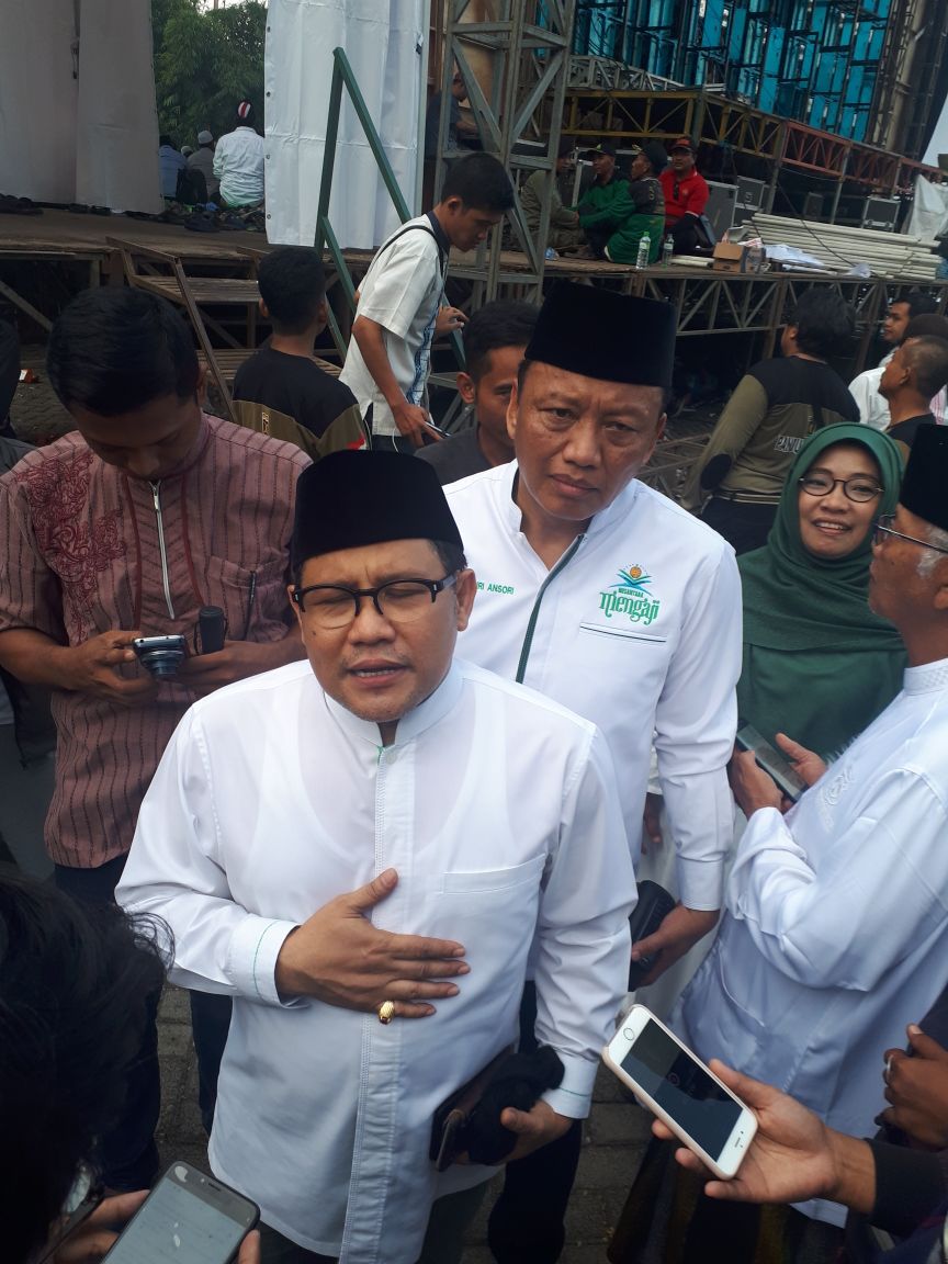 R_GUN4W4N's tweet photo. Di Jember @cakimiNOW Mengahdirkan Pengajian #JatimNo2KabehSedulur Bersama Kiai Sepuh ...👍

#PoskoC1nta https://t.co/Cs1XXfe0QF