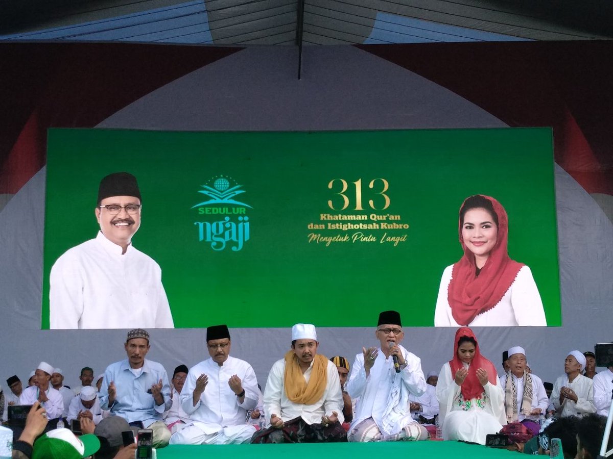 HadiNgusman's tweet photo. #SedulurNgaji 
#GustiTopMarkotop 
#PenggilaNabiMuhamadSaw 
Doa para ulama dan hadirin sedulur ngaji sukses besar di Jember. 
@gusipul4
@GunturPuti 
@halimiskandarnu https://t.co/Eo2LUjmrow